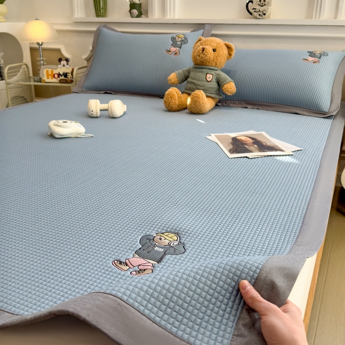 91家纺网 家纺一手货源 找家纺 卡初家居（原微来） 2025夏季凉感提花席 练练熊天空蓝