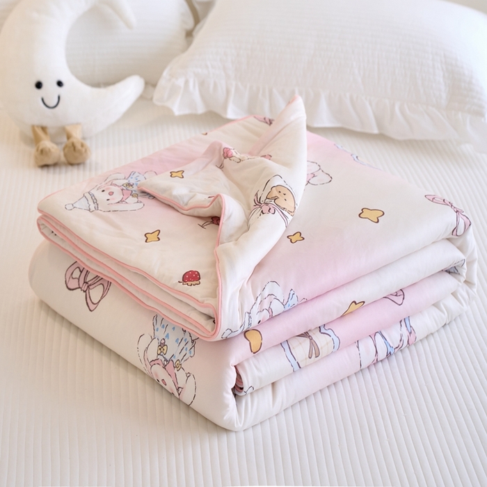 91家纺网 家纺一手货源 找家纺 维洋家纺 2025升级21%大豆新款A类牛奶丝针织夏被（四周踩棉）软糯凉感夏被空调被 甜兔兔