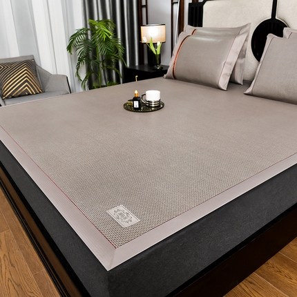 91家纺网 家纺一手货源 找家纺 小牛席业 2025新款加厚古藤席-经典皮革标系列凉席藤席冰藤席冰丝席竹席草席空调席乳胶席豆豆席 加厚古藤席-经典皮革标（浅灰）