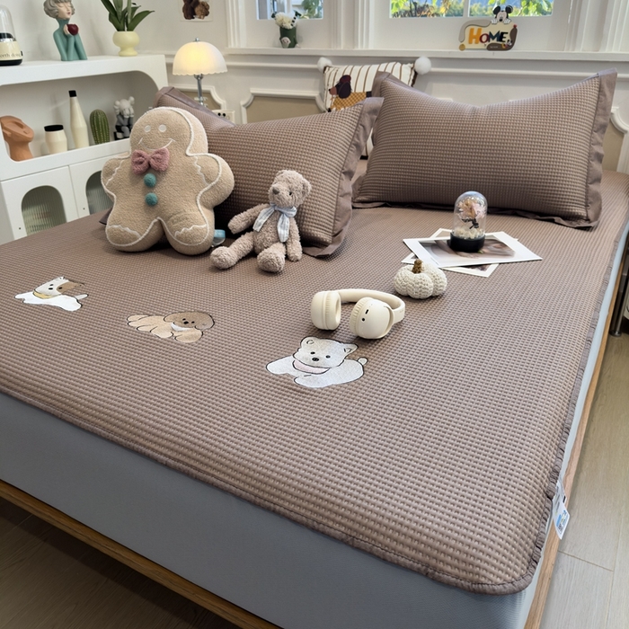 91家纺网 家纺一手货源 找家纺 卡初家居（原微来） 2026 夏季乙纶冰豆豆华夫格席  绣花 躺躺岛-咖啡棕