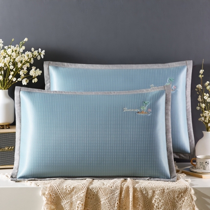 91家纺网 家纺一手货源 找家纺 小牛席业 2025新款海岛夏日凉感冰丝枕套凉枕套夏天枕套冰丝枕套竹枕套藤枕套冰藤枕套 海岛夏日凉感冰丝枕套-蓝色