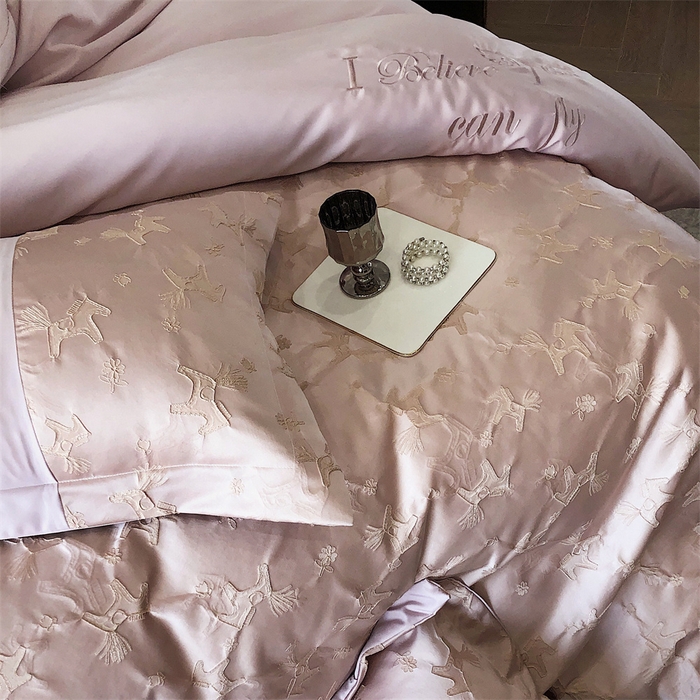 91家纺网 家纺一手货源 找家纺 换种生活 2025新款浮雕天丝夏被四件套 马上有钱花-粉