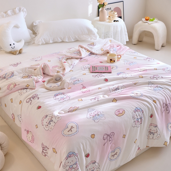 91家纺网 家纺一手货源 找家纺 维洋家纺 2025升级21%大豆新款A类牛奶丝针织夏被（四周踩棉）软糯凉感夏被空调被 甜兔兔