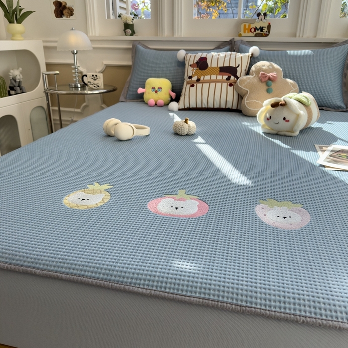 91家纺网 家纺一手货源 找家纺 卡初家居（原微来） 2026 夏季乙纶冰豆豆华夫格席  绣花 奶冻喵-湖蓝