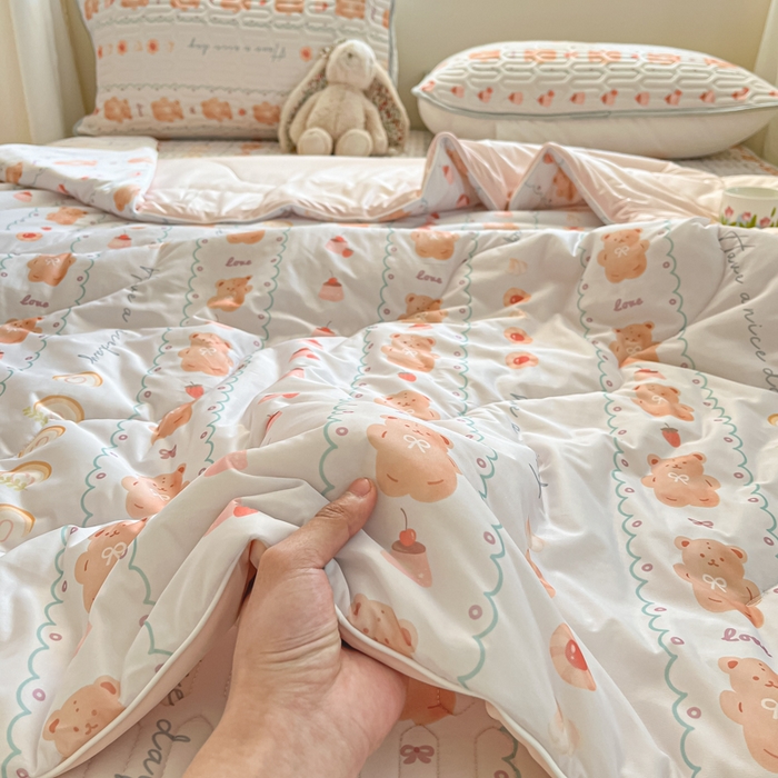 91家纺网 家纺一手货源 找家纺 维洋家纺 2025（专版花型）A类凉感丝夏被 凉感夏凉被双面加倍透气（四周踩棉） 可爱熊