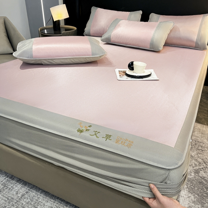 91家纺网 家纺一手货源 找家纺 航途席业 2025新款刺绣可水洗碳光冰丝席宽包边无纺布冰丝席艾香系列 艾草刺绣藤席千鸟格床笠款粉色