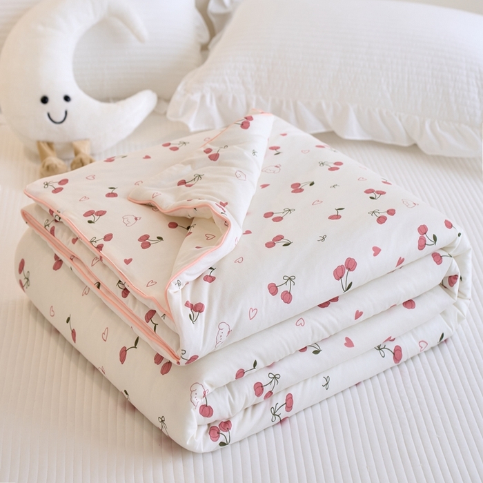 91家纺网 家纺一手货源 找家纺 维洋家纺 2025升级21%大豆新款A类牛奶丝针织夏被（四周踩棉）软糯凉感夏被空调被 樱桃小兔