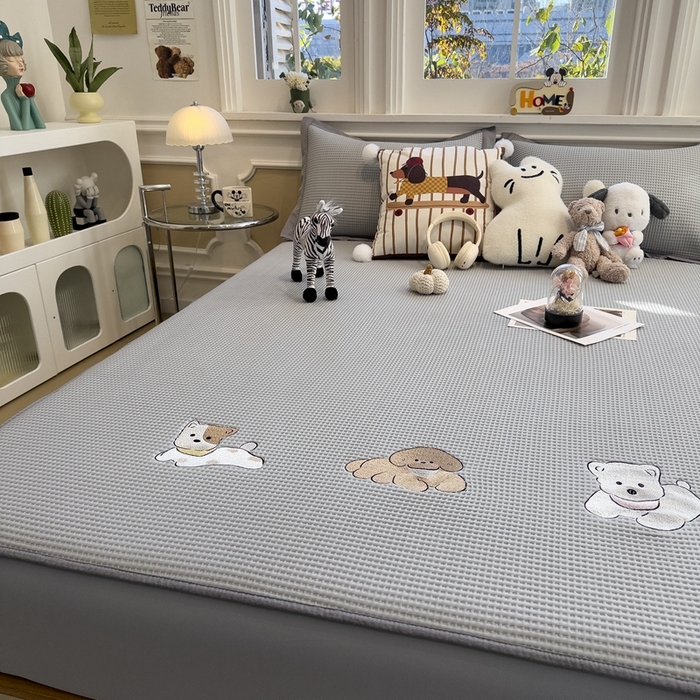 91家纺网 家纺一手货源 找家纺 卡初家居（原微来） 2026 夏季乙纶冰豆豆华夫格席  绣花 躺躺岛-淡雅灰