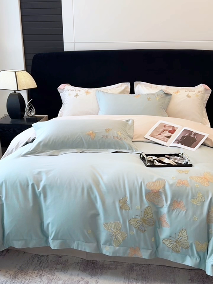 91家纺网 家纺一手货源 找家纺 懒猫2025新款高精密40支13374全棉喷气绣花四件套  【带礼盒】 蝴蝶花园-蓝