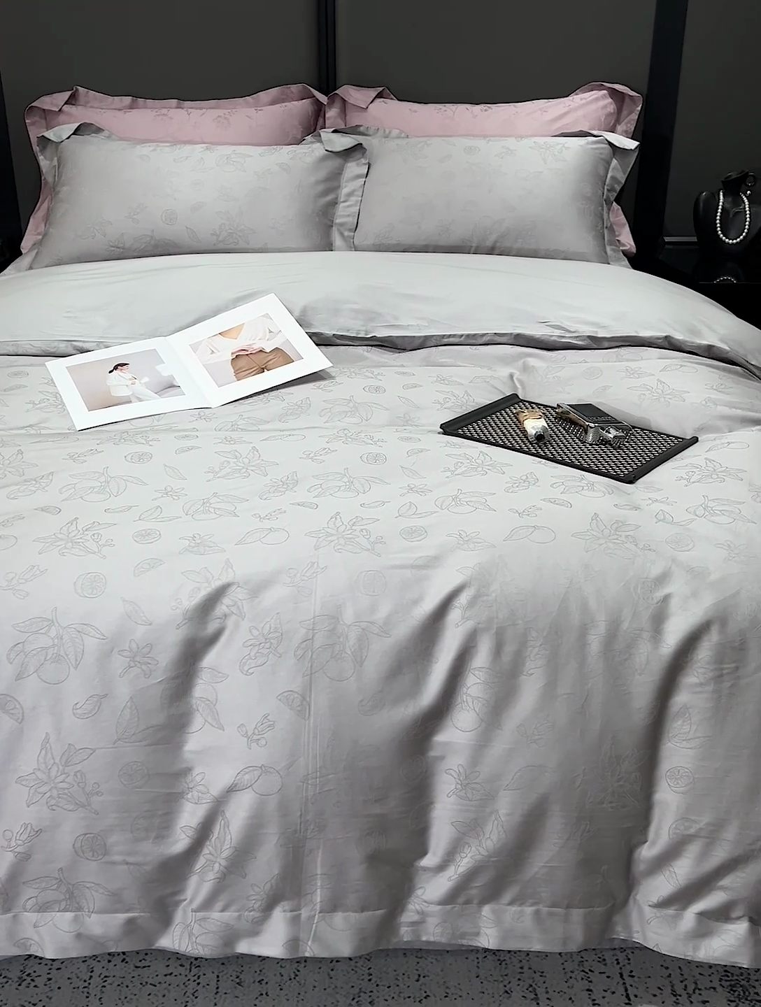 91家纺网 家纺一手货源 找家纺 金昱纺 2025新款50双股100支长绒棉贡缎提花高定四件套 浅夏时光-黎明灰