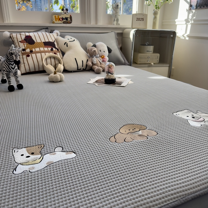 91家纺网 家纺一手货源 找家纺 卡初家居（原微来） 2026 夏季乙纶冰豆豆华夫格席  绣花 躺躺岛-淡雅灰