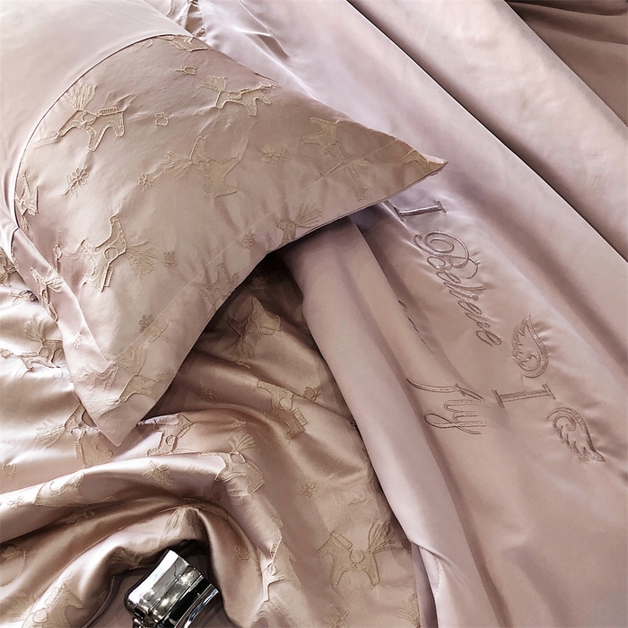 91家纺网 家纺一手货源 找家纺 换种生活 2025新款浮雕天丝夏被四件套 马上有钱花-粉