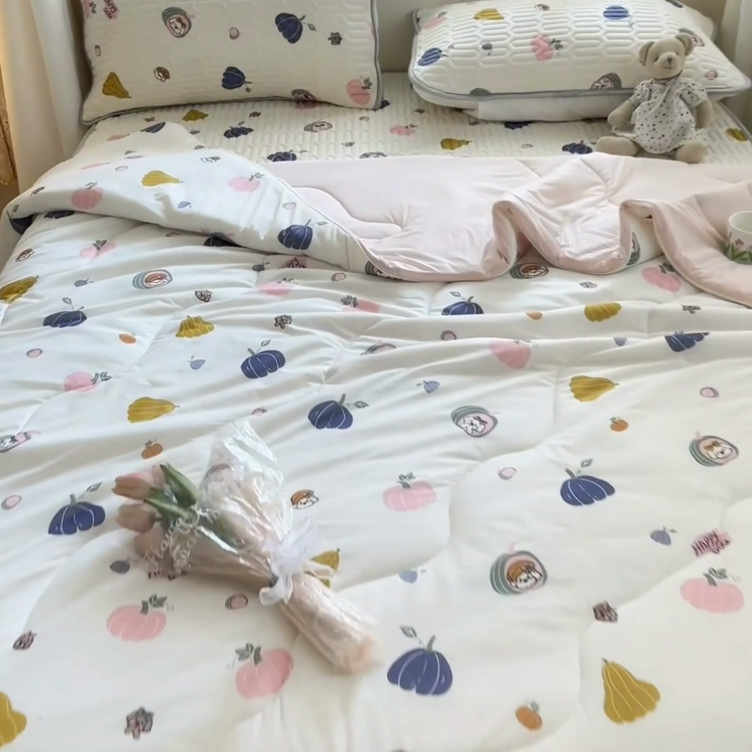 91家纺网 家纺一手货源 找家纺 维洋家纺 2025（专版花型）A类凉感丝夏被 凉感夏凉被双面加倍透气（四周踩棉） 南瓜