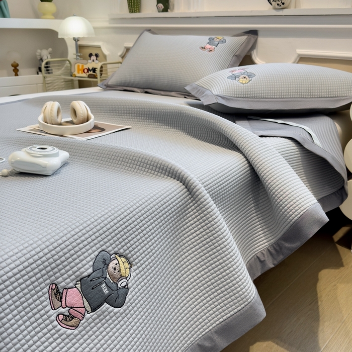 91家纺网 家纺一手货源 找家纺 卡初家居（原微来） 2025夏季凉感提花席 练练熊优雅灰