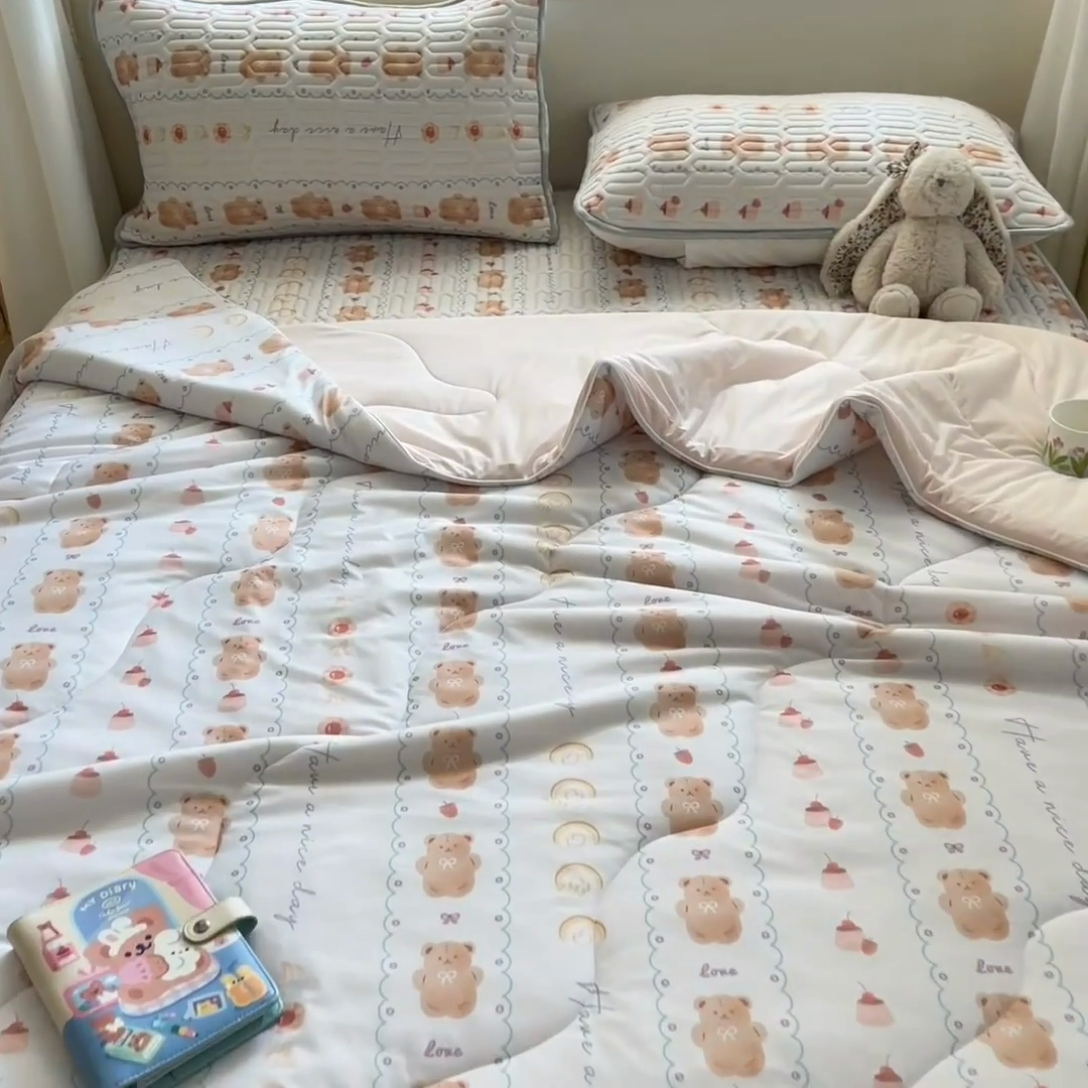 91家纺网 家纺一手货源 找家纺 维洋家纺 2025（专版花型）A类凉感丝夏被 凉感夏凉被双面加倍透气（四周踩棉） 可爱熊