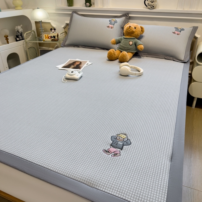 91家纺网 家纺一手货源 找家纺 卡初家居（原微来） 2025夏季凉感提花席 练练熊优雅灰