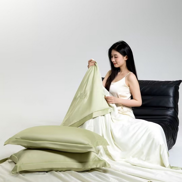 91家纺网 家纺一手货源 找家纺 丽卡家纺  家居馆 2025新款冰肌玉骨撞色天丝夏被四件套 橄榄绿+米白