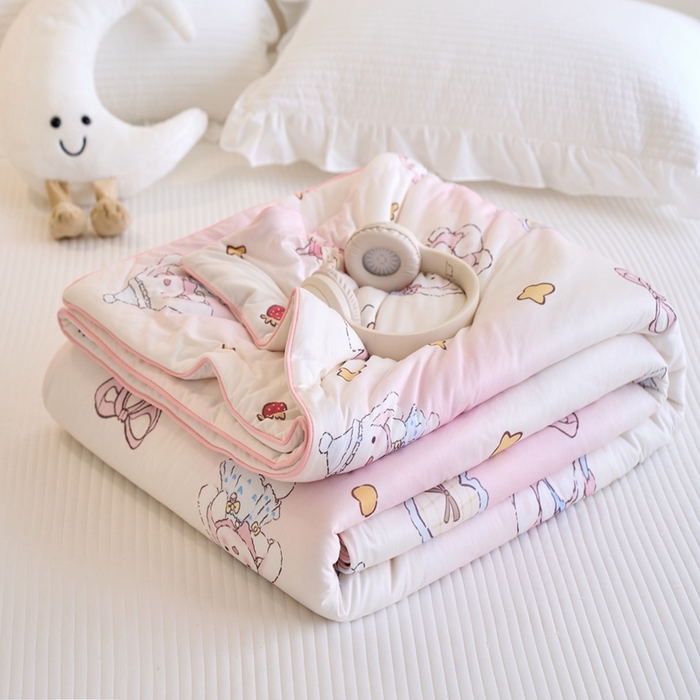 91家纺网 家纺一手货源 找家纺 维洋家纺 2025升级21%大豆新款A类牛奶丝针织夏被（四周踩棉）软糯凉感夏被空调被 甜兔兔