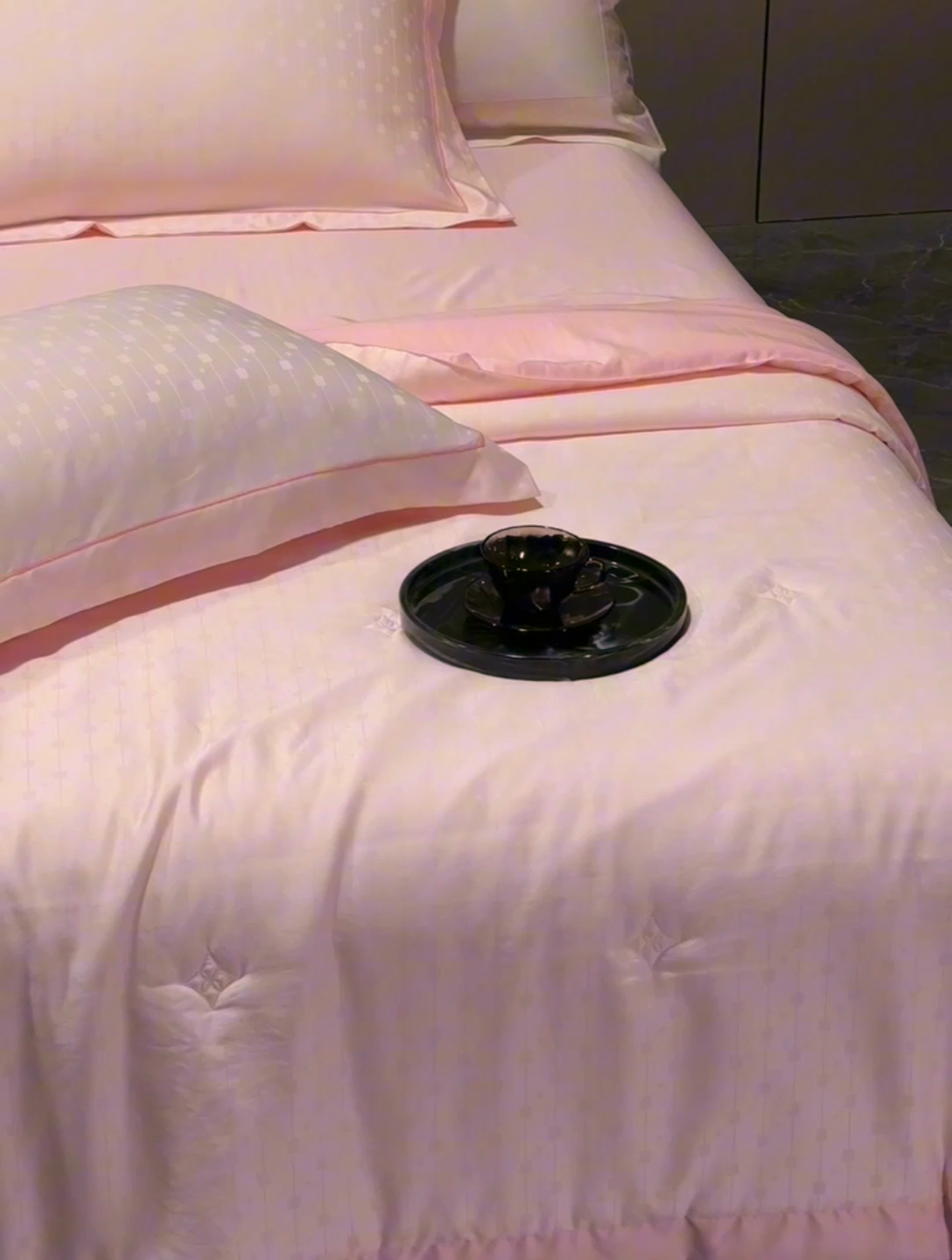 91家纺网 家纺一手货源 找家纺 2025新款格利亚天丝提花夏被四件套 格子-粉