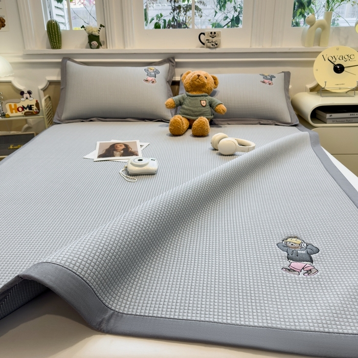 91家纺网 家纺一手货源 找家纺 卡初家居（原微来） 2025夏季凉感提花席 练练熊优雅灰