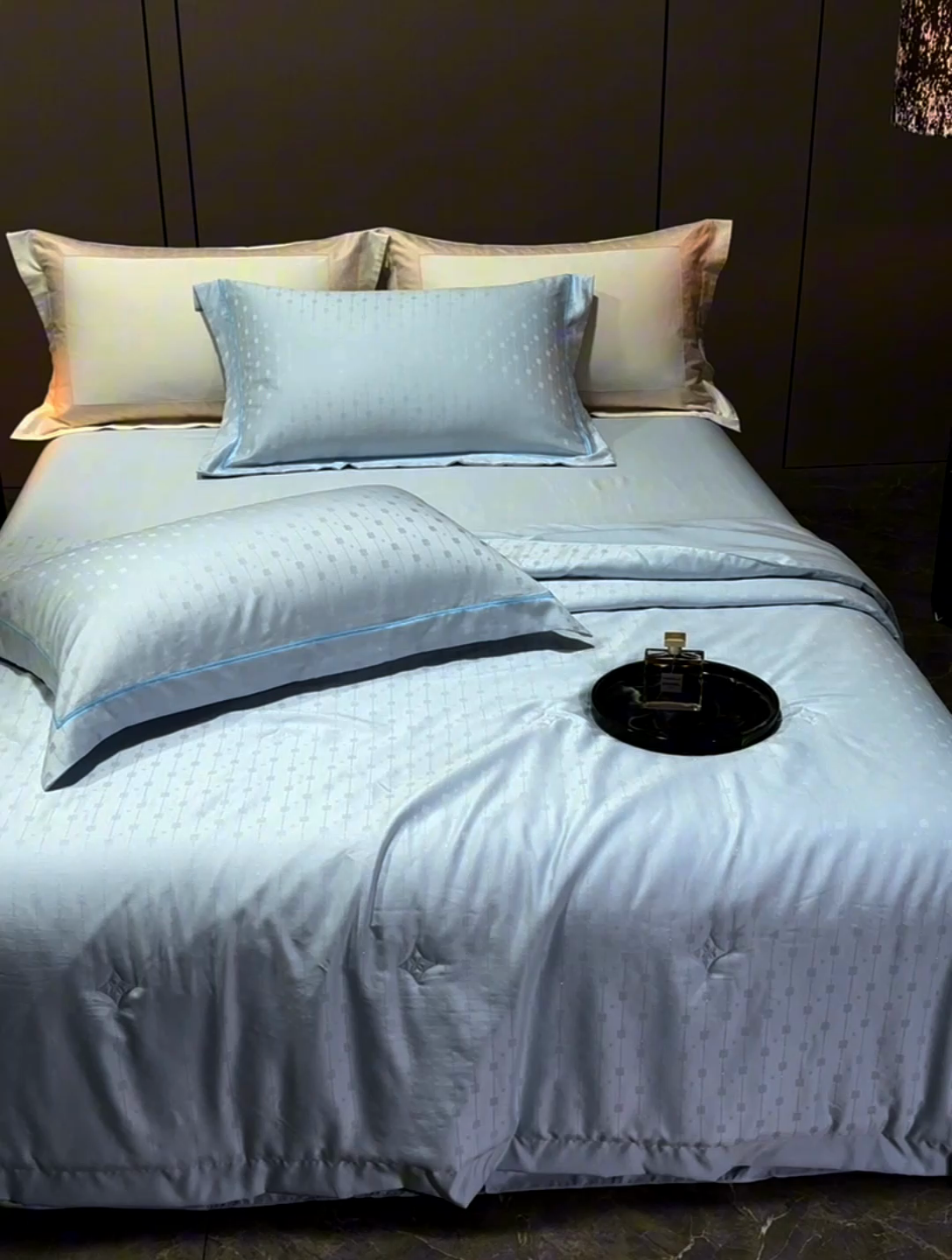 91家纺网 家纺一手货源 找家纺 2025新款格利亚天丝提花夏被四件套 格子-蓝