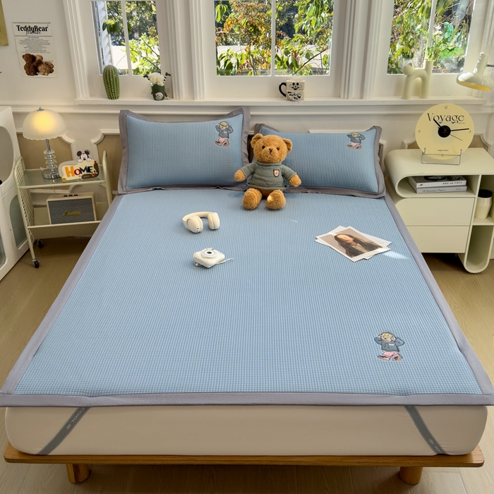 91家纺网 家纺一手货源 找家纺 卡初家居（原微来） 2025夏季凉感提花席 练练熊天空蓝