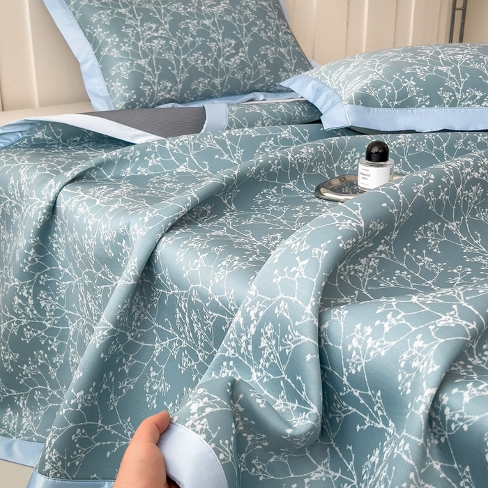 91家纺网 家纺一手货源 找家纺 卡初家居（原微来） 2025夏季凉感提花席 一叶枝枝-幽蓝