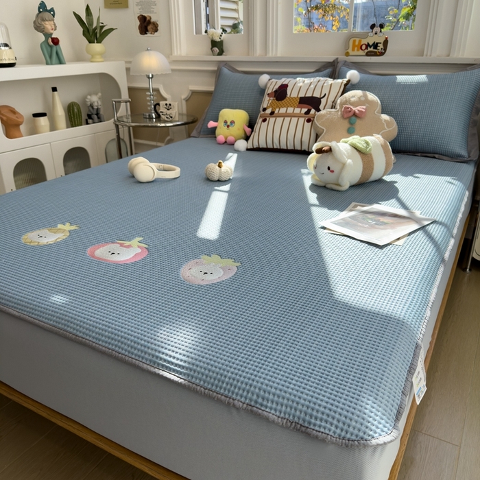 91家纺网 家纺一手货源 找家纺 卡初家居（原微来） 2026 夏季乙纶冰豆豆华夫格席  绣花 奶冻喵-湖蓝