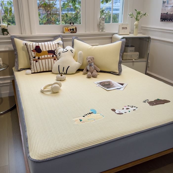 91家纺网 家纺一手货源 找家纺 卡初家居（原微来） 2026 夏季乙纶冰豆豆华夫格席  绣花 懒懒小憩