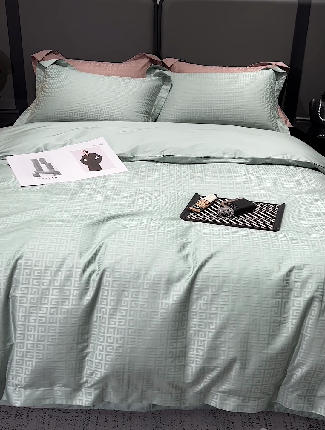 91家纺网 家纺一手货源 找家纺 金昱纺 2025新款50双股100支长绒棉贡缎提花高定四件套 纪梵希-绿