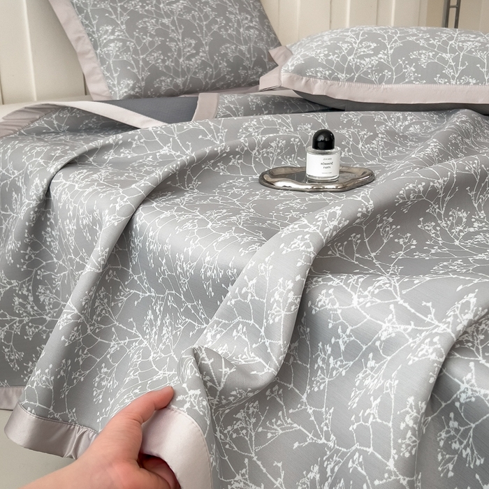 91家纺网 家纺一手货源 找家纺 卡初家居（原微来） 2025夏季凉感提花席 一叶枝枝-高级灰