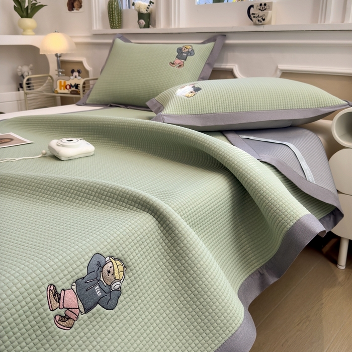 91家纺网 家纺一手货源 找家纺 卡初家居（原微来） 2025夏季凉感提花席 练练熊果绿