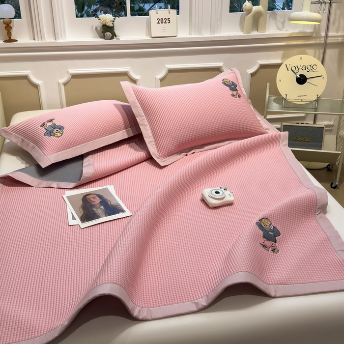 91家纺网 家纺一手货源 找家纺 卡初家居（原微来） 2025夏季凉感提花席 练练熊粉玉