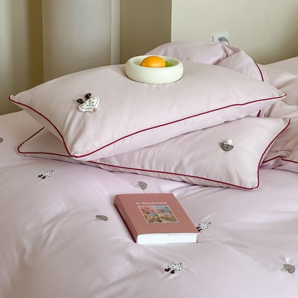 91家纺网 家纺一手货源 找家纺 卡巴伦家纺  2025双层纱-A类玩偶刺绣嵌条款四件套 爱情小屋