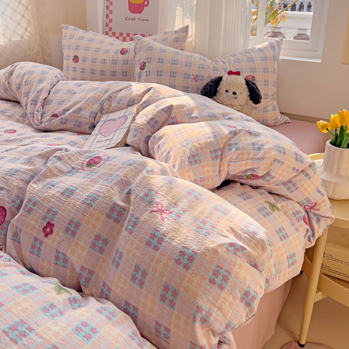 91家纺网 家纺一手货源 找家纺 暖芯优选 2025新款加厚云感棉双层纱四件套小碎花被套床单床笠款学生三件套新款直播热款 有草莓的地方