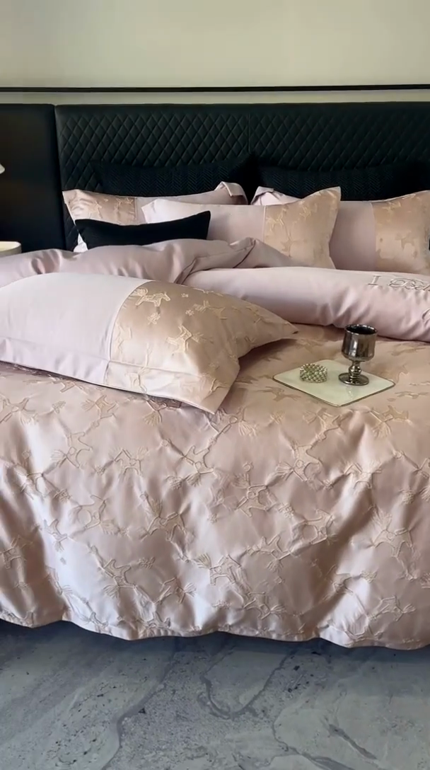 91家纺网 家纺一手货源 找家纺 换种生活 2025新款浮雕天丝夏被四件套 马上有钱花-粉