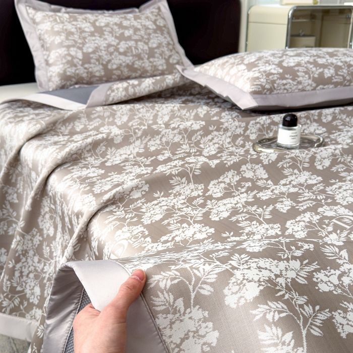 91家纺网 家纺一手货源 找家纺 卡初家居（原微来） 2025夏季凉感提花席 繁花-丝雾棕