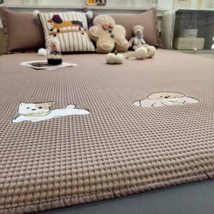 91家纺网 家纺一手货源 找家纺 卡初家居（原微来） 2026 夏季乙纶冰豆豆华夫格席  绣花 躺躺岛-咖啡棕