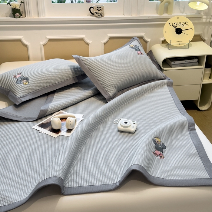 91家纺网 家纺一手货源 找家纺 卡初家居（原微来） 2025夏季凉感提花席 练练熊优雅灰