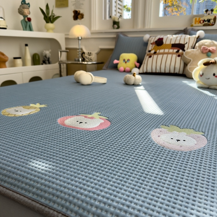 91家纺网 家纺一手货源 找家纺 卡初家居（原微来） 2026 夏季乙纶冰豆豆华夫格席  绣花 奶冻喵-湖蓝