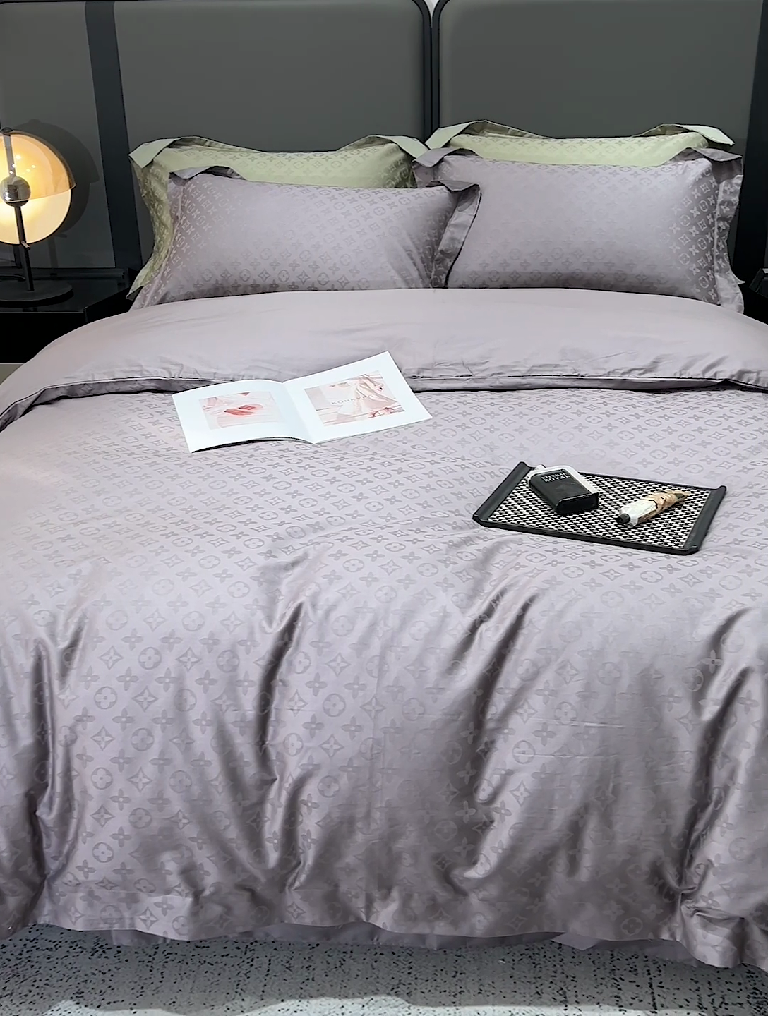 91家纺网 家纺一手货源 找家纺 金昱纺 2025新款50双股100支长绒棉贡缎提花高定四件套 LV-高级灰