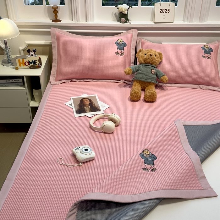 91家纺网 家纺一手货源 找家纺 卡初家居（原微来） 2025夏季凉感提花席 练练熊粉玉