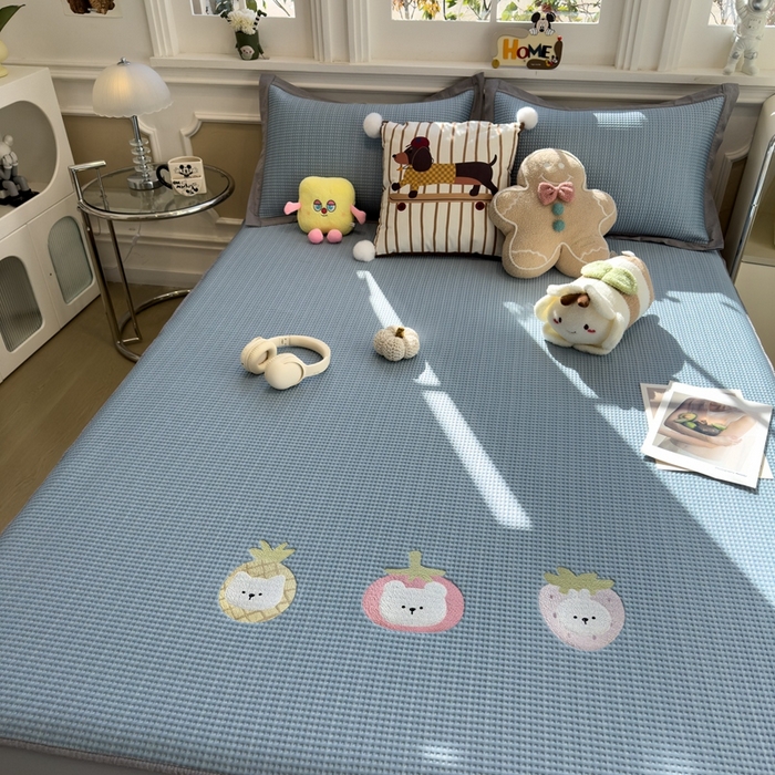 91家纺网 家纺一手货源 找家纺 卡初家居（原微来） 2026 夏季乙纶冰豆豆华夫格席  绣花 奶冻喵-湖蓝