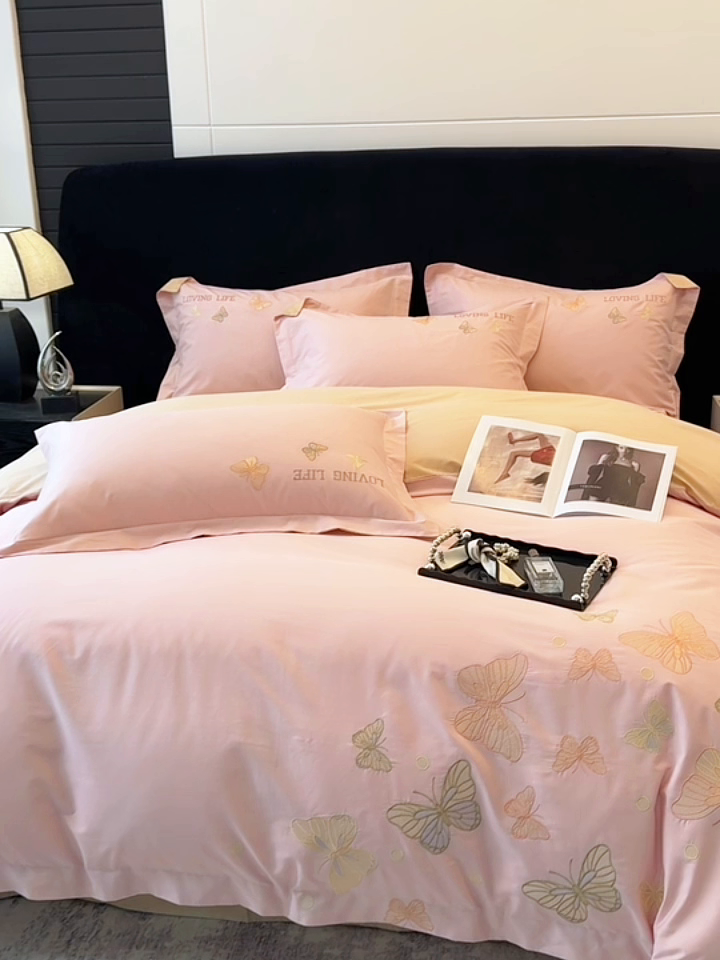 91家纺网 家纺一手货源 找家纺 懒猫2025新款高精密40支13374全棉喷气绣花四件套  【带礼盒】 蝴蝶花园-粉