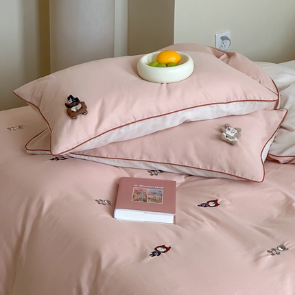 91家纺网 家纺一手货源 找家纺 卡巴伦家纺  2025双层纱-A类玩偶刺绣嵌条款四件套 温暖抱抱