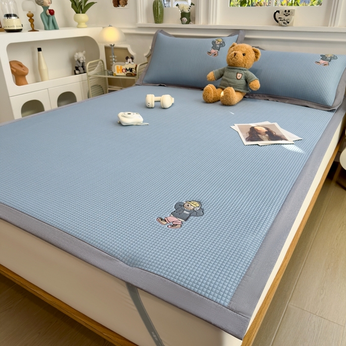 91家纺网 家纺一手货源 找家纺 卡初家居（原微来） 2025夏季凉感提花席 练练熊天空蓝