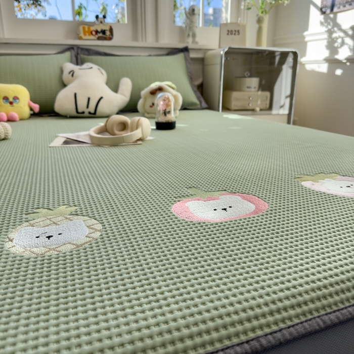 91家纺网 家纺一手货源 找家纺 卡初家居（原微来） 2026 夏季乙纶冰豆豆华夫格席  绣花 奶冻喵-果绿