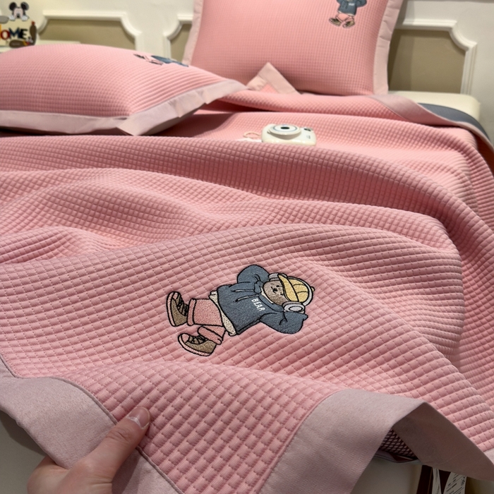 91家纺网 家纺一手货源 找家纺 卡初家居（原微来） 2025夏季凉感提花席 练练熊粉玉