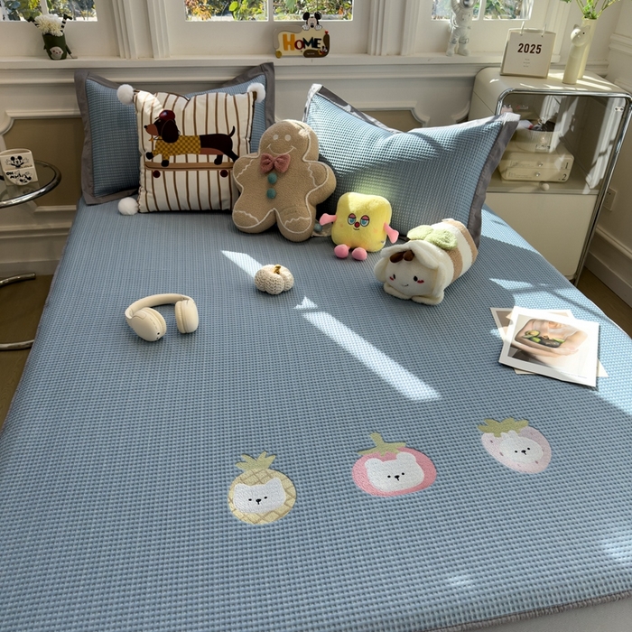 91家纺网 家纺一手货源 找家纺 卡初家居（原微来） 2026 夏季乙纶冰豆豆华夫格席  绣花 奶冻喵-湖蓝