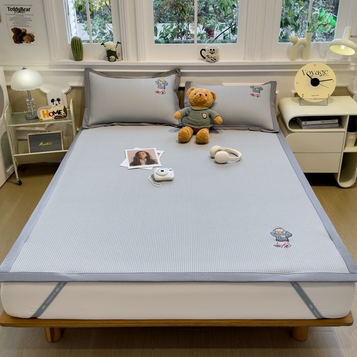 91家纺网 家纺一手货源 找家纺 卡初家居（原微来） 2025夏季凉感提花席 练练熊优雅灰